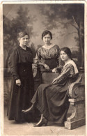 Carte Photo D'une Femme élégante Avec Ces Deux Jeune Fille élégante Posant Dans Un Studio Photo - Persone Anonimi