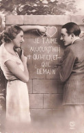 FANTAISIE - Couple - Je T'aime Aujourd'hui, Plus Du'hier Et Moins Que Demain - Mur - Coeurs - Carte Postale Ancienne - Autres & Non Classés