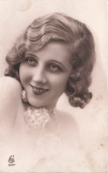 FANTAISIE - Femme - Blonde Souriante - Cheveux Courts - Fleurs - épaules - Carte Postale Ancienne - Femmes