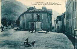 CHATILLON EN DIOIS . Place Des Ecoles Et Le Monument Aux Morts . - Châtillon-en-Diois