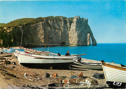 76 - Etretat - La Plage Et La Porte D'Aval - Scènes De Plage - Flamme Postale De Etretat - CPM - Voir Scans Recto-Verso - Etretat