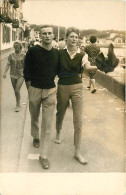 Photographie - Divers - Jeune Couple En Promenade - Attention Ce N'est Pas Une Carte Postale - Voir Scans Recto-Verso - Photographs