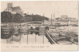 CPA   Batellerie Auxerre (89) Nombreuses Péniches Sur L'Yonne Près De La Passerelle    Ed ND 255 - Chiatte, Barconi