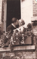 Couple - Couple Sur Le Balcon - Homme Embrassant Sa Femme - Fleurs - Carte Postale Ancienne - Parejas