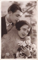 Couple - Homme Sentant Les Cheveux D'une Femme - Cape En Fourrure - Bouquet De Fleurs - Ela Ed- Carte Postale Ancienne - Paare