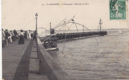 44. SAINT NAZAIRE. CPA . L'ESTACADE A L'ENTREE DU PORT. ANIMATION. ANNEE 1909 + TEXTE - Saint Nazaire