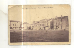 Coulonges Sur L'Autize, Place Du Champ De Foire (CP Vendue Dans L'état) - Coulonges-sur-l'Autize