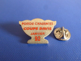 Pin's Coupe Davis Janvier 92 - Poitou Charente - Tennis Coupe Tournoi 1992 (PL1) - Tennis