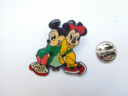 Beau Pin's , Disney , Minnie & Mickey , Signé Disney , Fond Noir - Disney