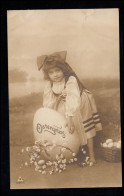 Foto AK, Ostergruss, Mädchen In Tracht Hält Riesiges Osterei, Cöln 30.3.1907 - Autres & Non Classés