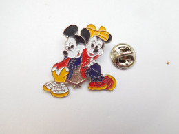 Beau Pin's En Relief , Disney , Minnie & Mickey , Verso Quadrillé , Fond Argent - Disney