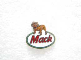 PIN'S   LOGO  CAMION  TRUCK  MACK   Email Grand Feu CHIEN BOXER - Transportes