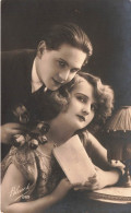FANTAISIE - Couple - Femme Et Homme écrivant Une Lettre - Bouquet De Roses - Carte Postale Ancienne - Hombres