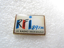 PIN'S   RADIO  RFI  89 FM - Médias