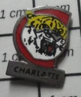 2722 Pin's Pins / Beau Et Rare / MARQUES / TIGRE ET LETTRE C ROUGE CHARLATTE - Trademarks