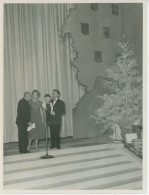 Photo De Jean Nohain, Gabrielle Sainderichin Et Du Ventriloque Jacques Courtois, Noel Hotel De Ville De Paris En 1957 - Famous People