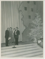 Photo De Jean Nohain, Gabrielle Sainderichin Et Du Ventriloque Jacques Courtois, Noel Hotel De Ville De Paris En 1957 - Beroemde Personen