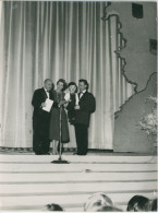 Photo De Jean Nohain, Gabrielle Sainderichin Et Du Ventriloque Jacques Courtois, Noel Hotel De Ville De Paris En 1957 - Personalità