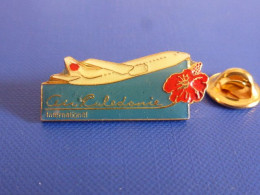 Pin's Air Calédonie International - Mappemonde Fleur D'hibiscus - Avion B737 Compagnie Aérienne Airlines (G3) - Aerei