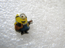 PIN'S   BD   CINÉMA  MINION - BD