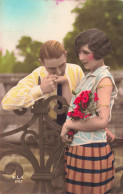 FANTAISIE - Couple - Homme Embrassant La Main De Sa Femme - Portail - Bouquet - Colorisé - Carte Postale Ancienne - Other & Unclassified
