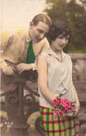 FANTAISIE - Couple - Homme Parlant à Une Femme - Portail - Bouquet - Colorisé - Carte Postale Ancienne - Autres & Non Classés