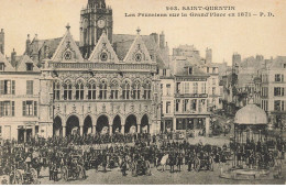 02 SAINT QUENTIN  AH#AL006 LES PRUSSIENS SUR LA GRANDE PLACE EN 1871 - Saint Quentin