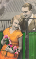 FANTAISIE - Couple - Homme Parlant à Une Femme - Portail - Bouquet De Fleurs - Carte Postale Ancienne - Other & Unclassified