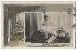 1149 -  Jeune Dame Dans Un Lit - Dulac - Comédienne- Reutlinger - Cachet Paris Exposition 1900 - Presse - Artistas