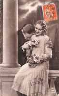FANTAISIE - Couple - Enlaçant Les épaules D'une Femme - Bouquet De Fleurs - Carte Postale Ancienne - Autres & Non Classés