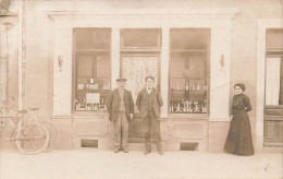 CARTE PHOTO - Famille Devant La Devanture De Leur Boutique - Cravate Select - Vélo - Cedair - Carte Postale Ancienne - Photographie