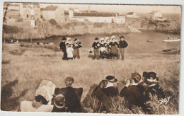 CLOHARS CARNOET DOELAN DOUELAN  LE PHARE ET LE PORT JEUNES GENS EN COSTUMES DU PAYS - Clohars-Carnoët