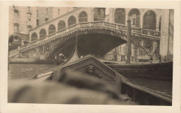 ITALIE - Venezia - Ponte Di Rialto : Le Grand Canal Et Les Gondoles - Tête De Gondole - Carte Postale Ancienne - Venezia