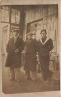 CARTE PHOTO - Des Hommes à Bérets - Devant Un Bar - Animé - Carte Postale Ancienne - Fotografía