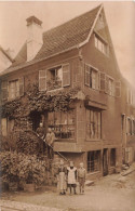 CARTE PHOTO - Vieux Couple Et Leurs Petits Enfants Sur La Devanture De Leur Boutique - Lierre - Carte Postale Ancienne - Fotografie