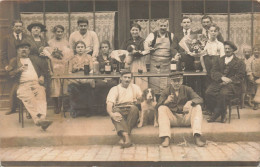 CARTE PHOTO - Groupe De Personnes - Une Petite Fête - Autour Des Vins - Animé - Carte Postale Ancienne - Fotografia