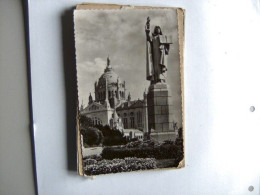 Frankrijk France Frankreich Calvados Lisieux Avec Statue Et Basilique - Lisieux