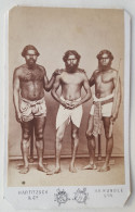 Aborigène, Circa 1870, CDV Portrait Trois Hommes, Photographe Hartitzsch - Oceania