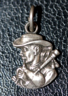 Joli Petit Pendentif Breton Ancien "Joueur De Cornemuse - Sonneur Breton" Bretagne - Médaille - Celtic Medal - Hangers