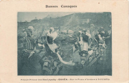 NOUVELLE CALÉDONIE - Danses Canaques - Place D'armes à Nouméa - Pilous-Pilous Des îles Loyalty - Carte Postale Ancienne - Nuova Caledonia