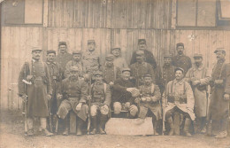 CARTE PHOTO - Groupe De Soldat - Photo D'équipe - Armes Et Uniformes - Carte Postale Ancienne - Photographie