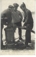 Carte Postale  : Etaples - Pêcheurs Garnissant Un Câble De Chalut - Etaples