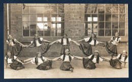 08. Mézières. Carte-photo Groupe Folklorique, Danseuses Des Pays De L'Est. A  Identifier. Photo Studio Bueno. Mézières - Charleville