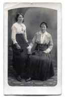 Carte Photo D'une Femme élégante Avec Une Jeune Fille élégante Posant Dans Un Studio Photo Vers 1920 - Anonieme Personen