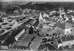 (08) LE CHESNE Vue Générale En Avion L'église La Mairie Groupe Scolaire 1957 (Ardennes ) - Other & Unclassified