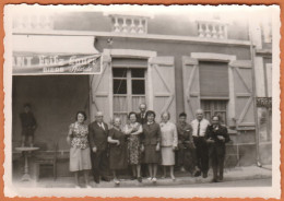 Photo 31 Lherm 31600 Groupe De Personnes Devant Café Restaurant  ( Route De Lavernose Ex Café Castaing?? ) Juin 1963 - Plaatsen