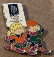 JEUX OLYMPIQUES - OLYMPICS GAMES - LILLEHAMMER '94 - GARCON ET FILLE SUR DES SKIS - LOGO - EGF - (21) - Jeux Olympiques