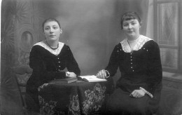 Carte Photo De Deux Jeune Fille élégante Posant Dans Un Studio Photo Vers 1915 - Anonieme Personen