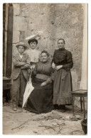 Manduel. Portrait De Famille Dans La Cour. Carte Photo. Cachet De Manduel - Autres & Non Classés