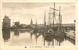 17 - La Rochelle - Le Bassin Vieux - Bateaux - CPA - Oblitération Ronde De 1935 - Etat Léger Pli Visible - Voir Scans Re - La Rochelle